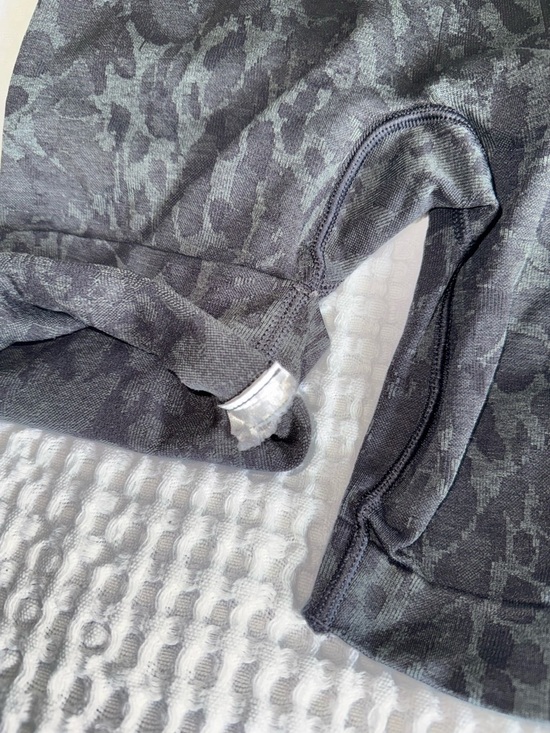 Gymshark High-Waist Seamless Camo Cycling Shorts - Picture 2 of 4
